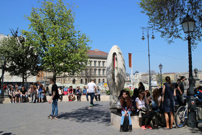 the 0 km stone surrounded by tourists