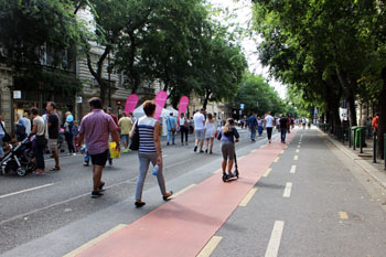 walking people andrassy avenue