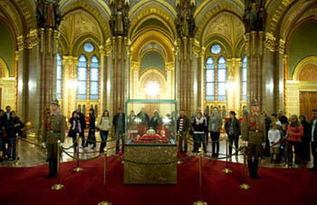 the crown displayed in the grand hall of the Parliament