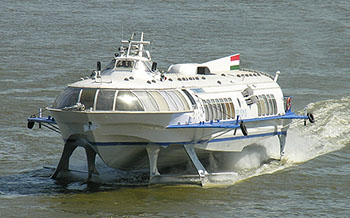 travel_to_budapest_by_boat