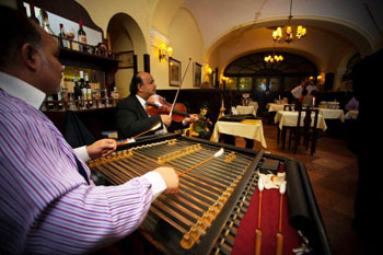 Gypsy music in Százéves Étterem