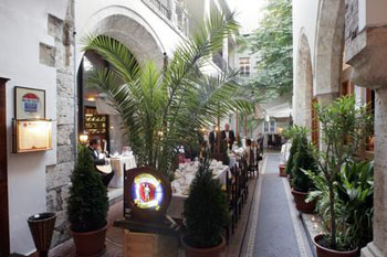 a big potted plant at the entrance of Alabárdos