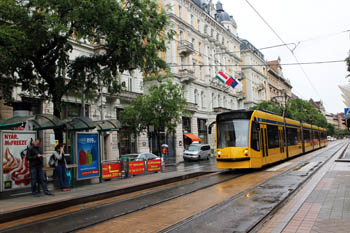 yellow combino tram n Grand Blvd.