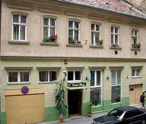 Central Green Hotel Budapest entrance