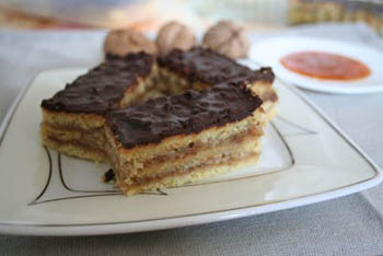 3 slices of cake (walnut and apricot jam feeling between pastry layers topped with dark chocolate