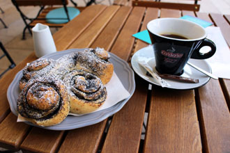 poppy seed snail pastyr and a cup of coffee in Kuglóf