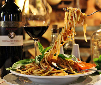spaghetti and a bottle of red wine in Porcellino
