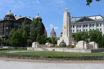 szabadsag square russian memorial 1