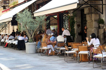 the terrace of Trattoria Pomo D'oro in Arany J. utca