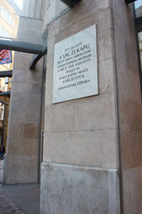 A marble plaque saying: the northern gate of PesT's city wall the Vaczi kapu stood here, deconstructed in 1789. The street was named after it.
