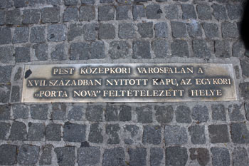 A bronze plaque: one of the gates of the Pest City Wall, the Porta Nova stood here in medieval times