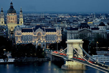 The Chain bridge and Basilica in winter