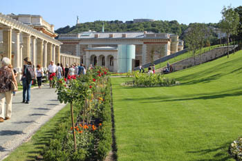 the landscaped green lawn with flowers at Varkert