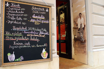 entrance of Gelateria Pomo D'oro in Arany J. utca