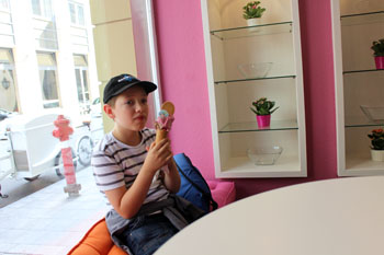 son having gelato in Gelati & Co.