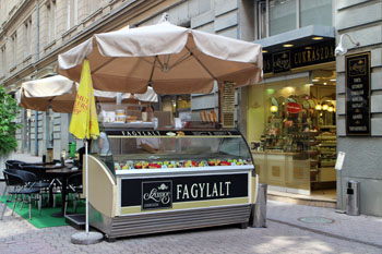 Szamos ice cream counter in Parizsi utca