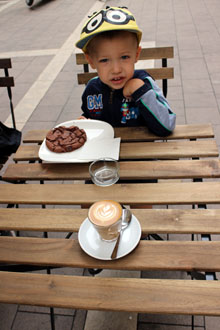 Cortado, Chocolate Chip Cookie on the Terrace of Madal Cafe in Hollán Ernő utca