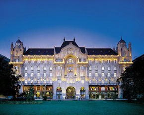 the Four Seasons Hotel Gresham Palace by night