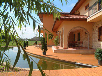 the pool in the garden of Hotel Stacio