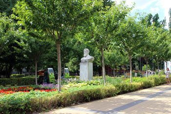 the bust of Andras Mechwart in the park