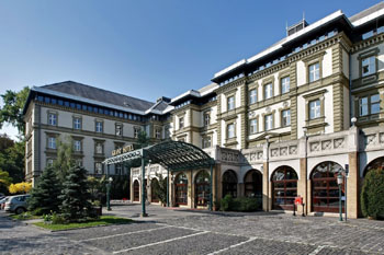 the grey exterior of the Danubius Grand Hotel Margitzsiget