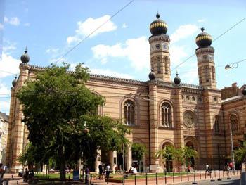 front view of the two-towered synagogue during the day