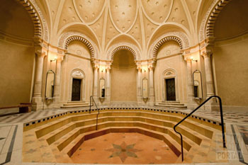 the empty octagonal pool in Racz Bath