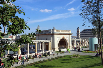 Várkert Bazaar-souther palace as seen from the garden