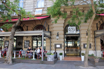 the terrace and entrance of 0,75 bistro