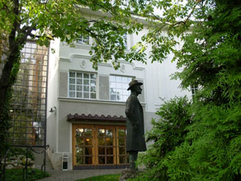 Bartok's bronze statue in front of the museum