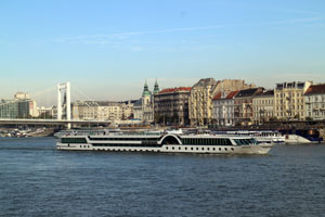 tour boat budapest