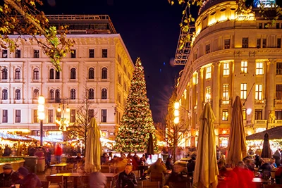 the Christmas tree in the centre of Vörösmarty Square lighted up at night