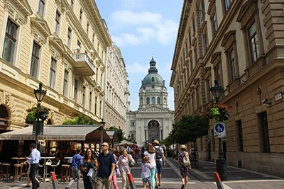 people on a cafe terrace in Zrinyi Str. with the Basilica in the background