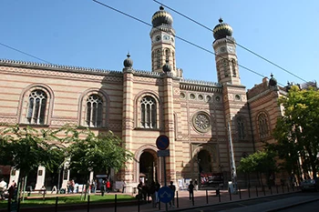 front view of the twin-tower Dohany Street Synagogue on a clear summer day