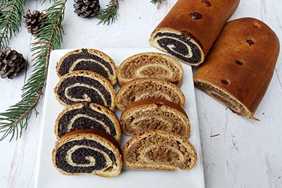 4-4 slices of popppy seed and walnut Christmas roll (beigli)