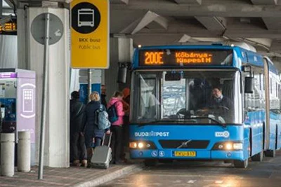 front view of the blue Bus 200E at a bus stop