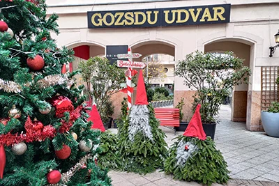 Christmas firs from large to small at the entrance of Gozsdu Court