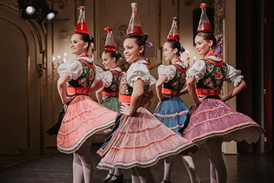 hungarian folklore show with dinner cruise