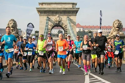 marathon runners on the Chain Bridge