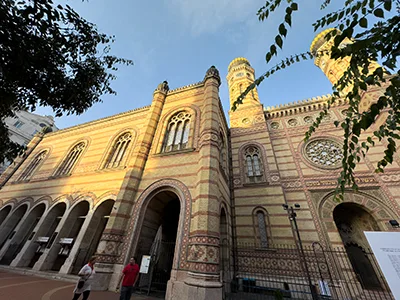 front view of the twin-tower Dohany Street Synagogue atsunset in clear autumn day