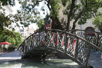 the life-size bronze statue of Imre Nagy standing on a small wood bridge