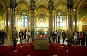 the Holy Crown displayed in the grand hall of the Parliament